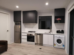 Rabbits Home- Riverside, Separate courtyard, New 1-bedroom